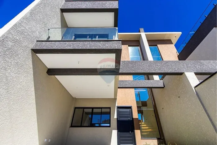 Triplex com Terraço Amplo de Frente para Rua, Bairro Bom Jesus. Paraná.
