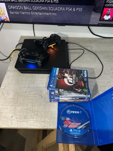 PS4 Slim 1TB + 2 Controles + 5 Jogos Mídia Física (Perfeito Estado)