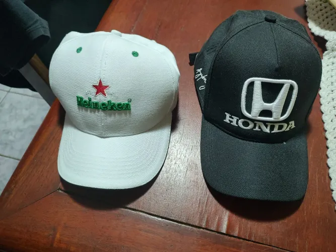 2 bonés ( Heineken e Honda)