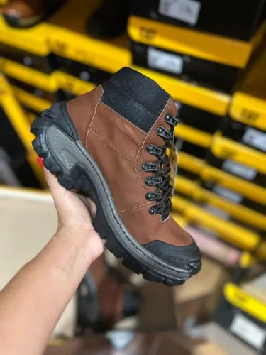 BOTA COTURNO CATERPILLAR ARIZONA MARROM