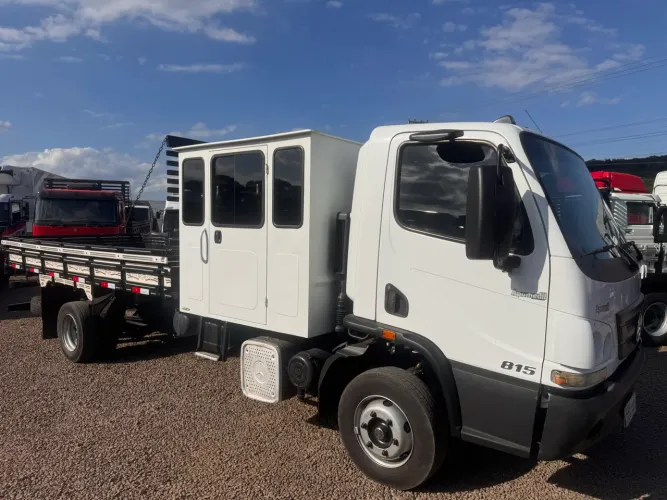 Accelo 815 ano 2020 casinha suplementar 8 lugares