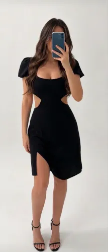 Vestido Preto Colado com aberturas laterais