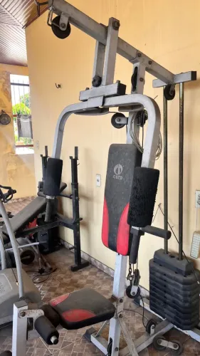 Aparelho de Musculação com polias e torre de pesos