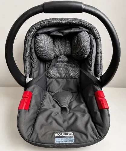 bebê conforto burigotto touring evolution, na cor cinza e preto. crianças de até 13k