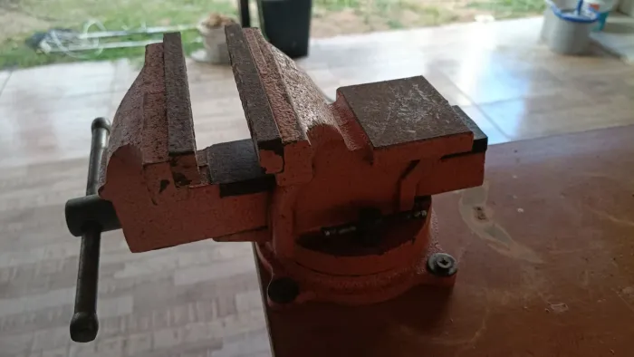 Vendo Torno Morsa de Bancada, com base giratória, n.05, 125mm, sparta, usado.