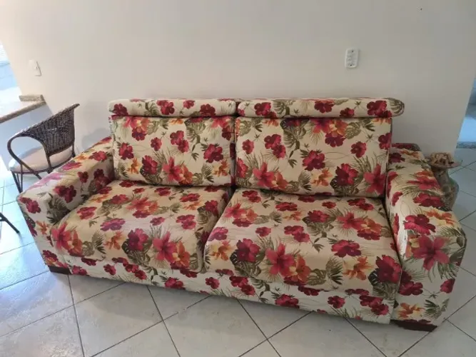 Sofá retrátil 3 lugares, medida 2,23 x 0,95, mecanismo retrátil funcionando.