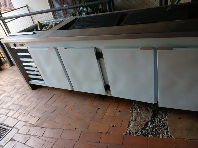 Condimentadora buffet quente e fria, com refrigerador na parte de baixo 