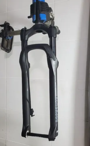 Suspensão Rock Shox Silver TK Boost com trava de guidão