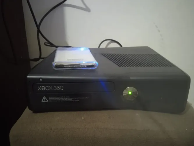 Vendo Xbox 360 desbloqueado com 59 jogos 2 controles e mais de 80 gb livre