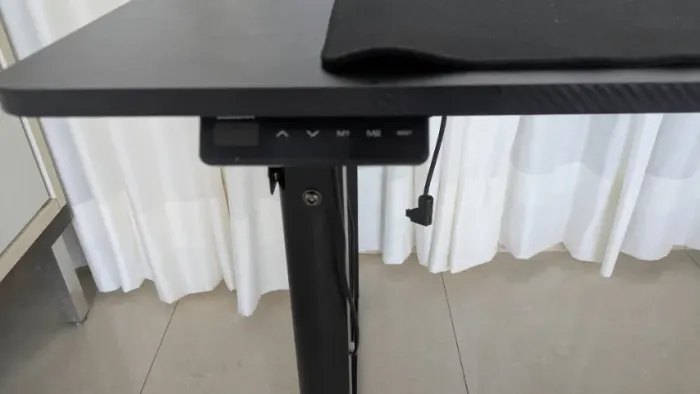 Mesa/escritorio com ajuste elétrico de altura