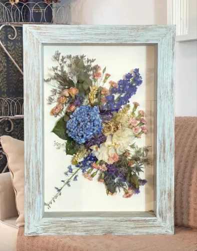 Quadro de flores naturais desidratadas em moldura de madeira azul calá: 71cm x 53cm