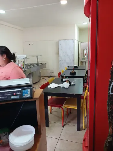 Vendo cadeiras e mesas , pra sair o quanto antes 