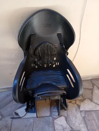 Cadeirinha para bicicleta com bagageiro e suporte.