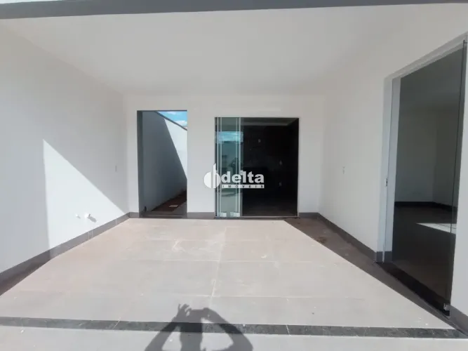 Casa com 3 quartos sendo 1 suíte disponível para venda no bairro Jardim Canaã em Uberlândi