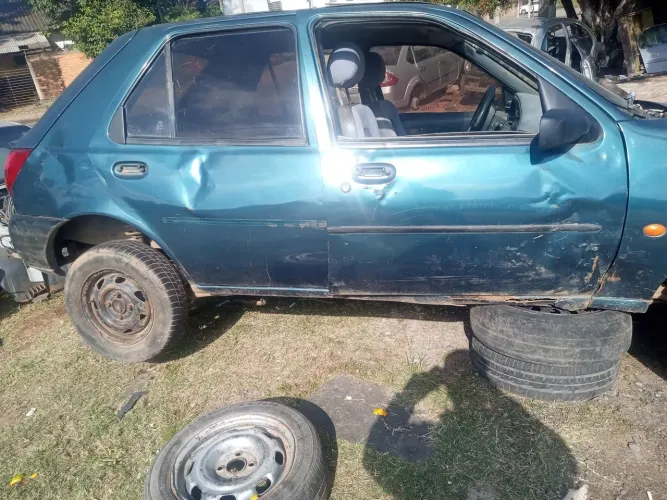 Fiesta 96 em peças