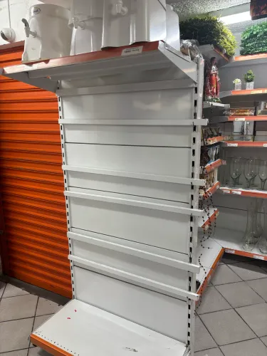 Organize e valorize sua loja Gôndolas de paredes e prateleiras em aço branca epóxi