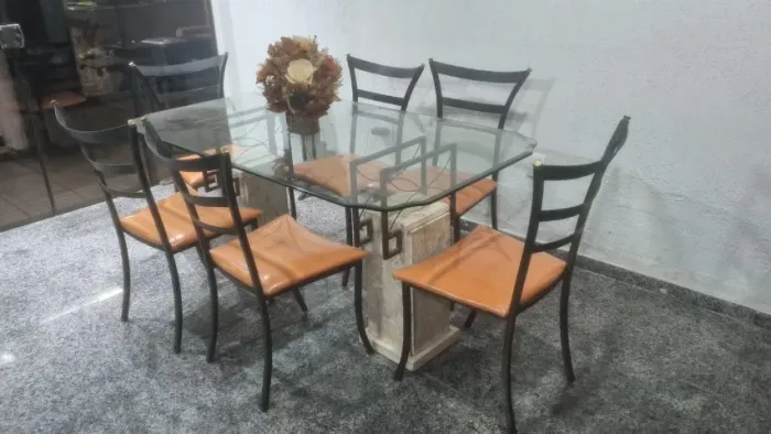 Mesa de Jantar tampo de vidro com 6 cadeiras de ferro
