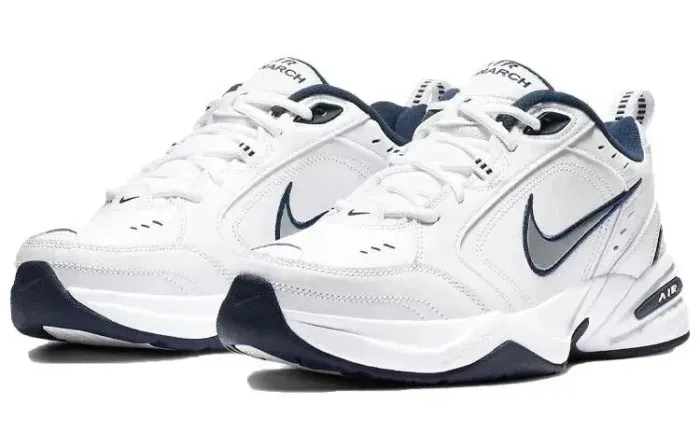 Tenis Nike Monarch IV branco e prata 