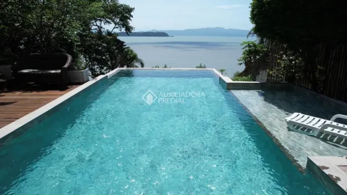 casa com cinco quartos pé na areia em Sambaqui
