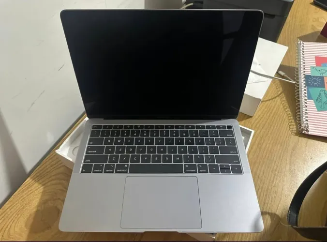 MacBook Air 13,3