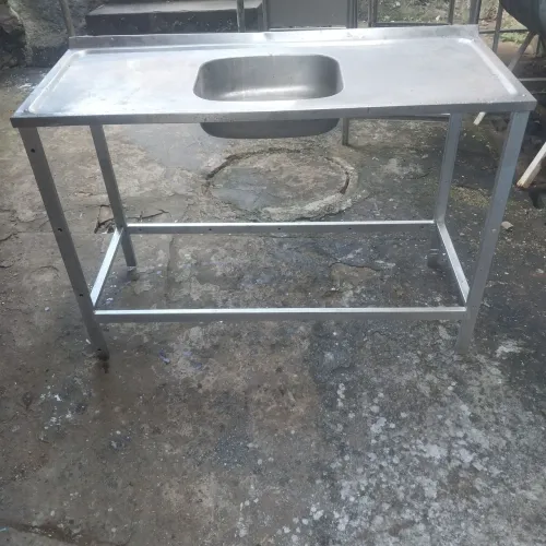 Pia de inox com os pes metalon calvanizado de 1,30mx52cm
