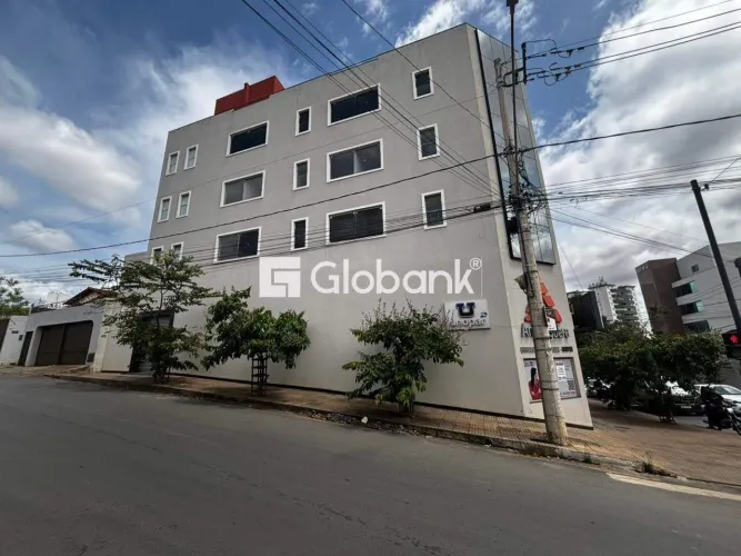 Prédio comercial com 13 salas, 10 banheiros com 1200m² no centro