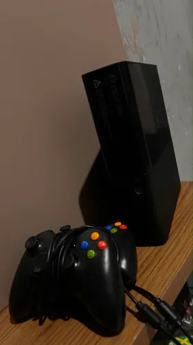 XBOX 360 - CONSERVADO (2 CONTROLES)
