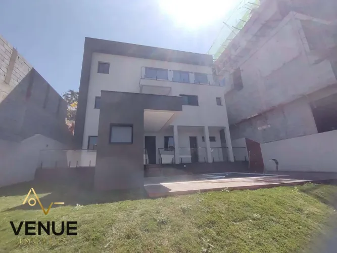 Casa à venda no Condomínio Arujá Country Club Alto padrão com piscina, 3 suítes e edícula