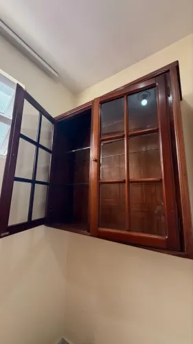 CRISTALEIRA EM MADEIRA MACIÇA COM PORTAS DE VIDRO - EXCELENTE ESTADO