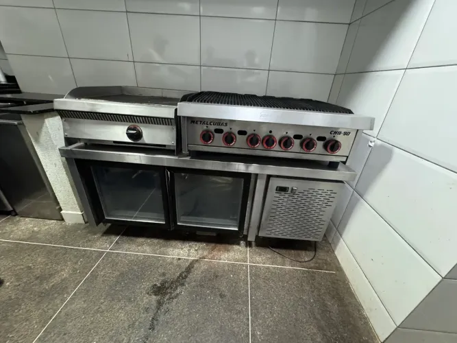 Vendo itens para hamburgueria. Freezer bancada, grill americano e chapa americana