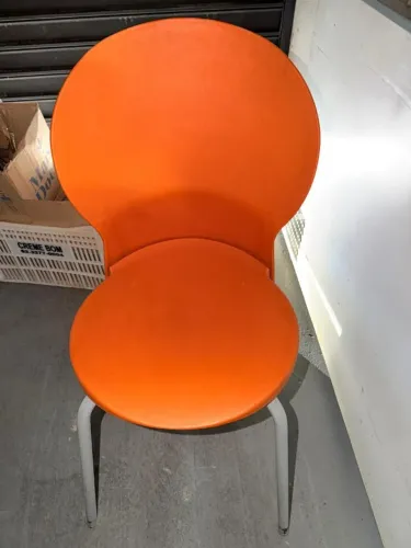 CADEIRA LARANJA