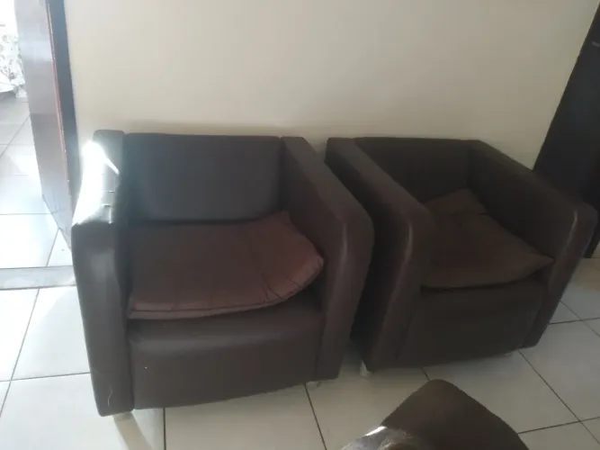 2 poltronas em couro