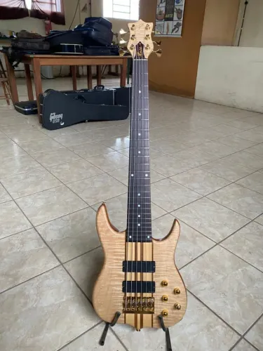 Baixo Peace KS 6 cordas Custom.