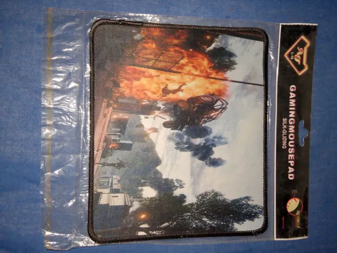 O mousepad gamer exibe uma estampa de ação com uma explosãono cenário estilo battle royale