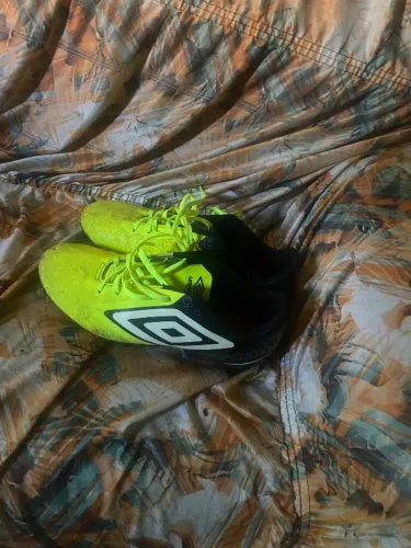 Chuteira da umbro, semi nova usei 2 vezes