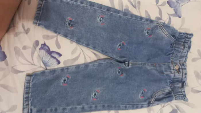 Calça jeans para menina até 3 anos linda da c&A com detalhe do stit