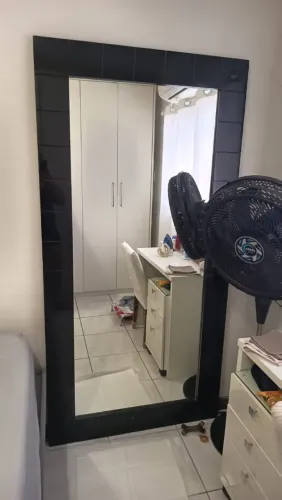 Vendo espelho grande com moldura de madeira maciça