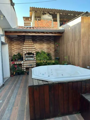 Duas Casas á Venda no mesmo terreno com 3 Dormitórios e com Churrasqueira e Hidromassagem 