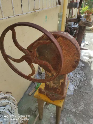 Bomba d'água antiga para decoração/restauração: