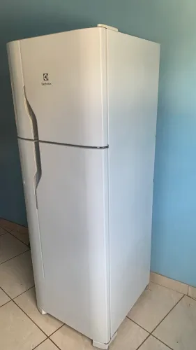 Refrigerador Electrolux DC44 modelo duplex de 362 litros com sistema Cycle Defrost