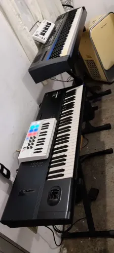 Teclado Korg M1 e piano digital sp-20 