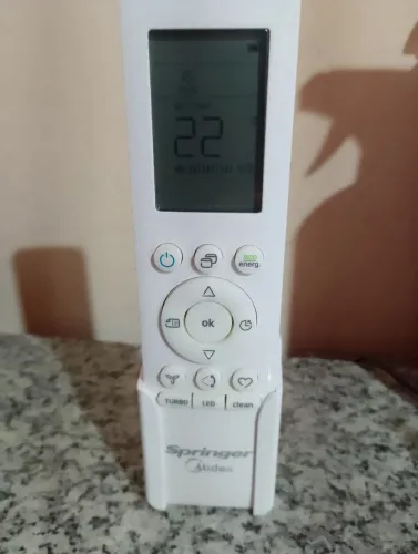 Ar condicionado Inverter Midea 22.000 BTUs, todo original.