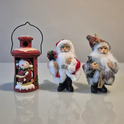 Kit Decoração Natalina com 2 Papais Noéis e Lanterna Decorativa