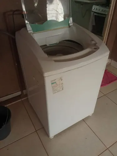 VENDE-SE GELADEIRA E MÁQUINA 