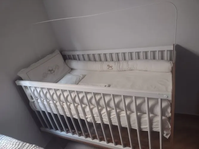 vendo berço .. ja vai com kit berço colchao completo ..