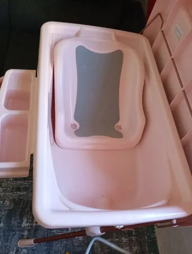 Banheira Burigotto menina com porta objetos e trocador, fácil desmontagem.