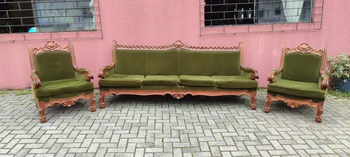 Clássico Vitoriano: Conjunto de Sofá e Poltronas Verde-Oliva