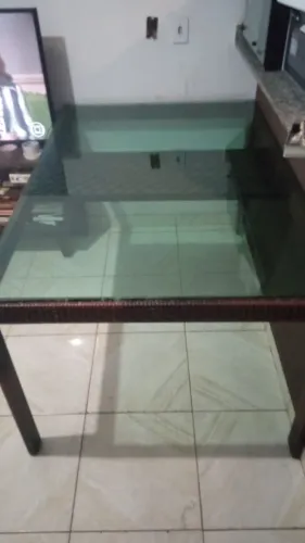 Mesa com tampo de vidro