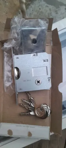 Puxador/fechadura porta pivoltante.