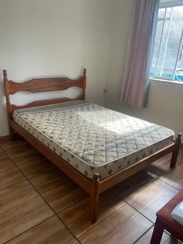 Cama de Casal de Madeira + Colchão - Excelente Estado